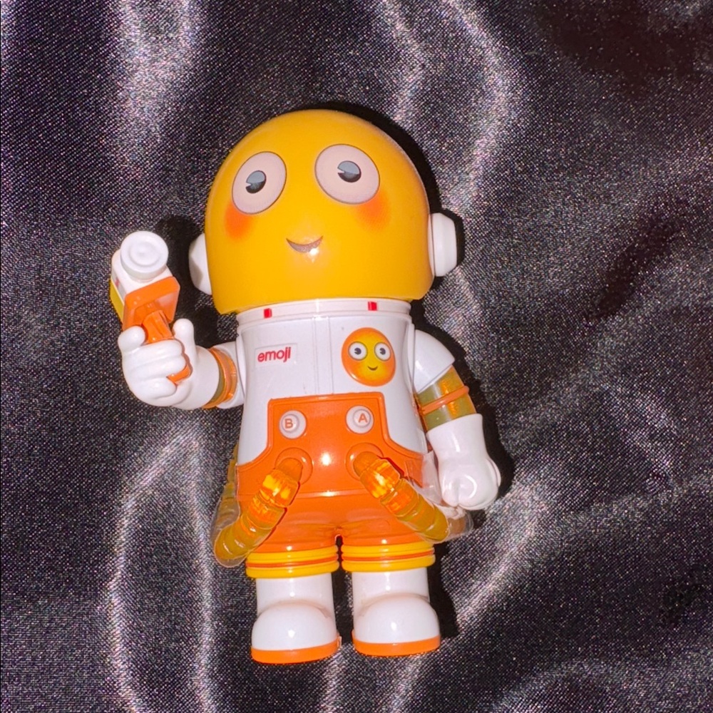 POP MART Mega Space Molly Emoji 100% - Confession - Picture 5 of 10